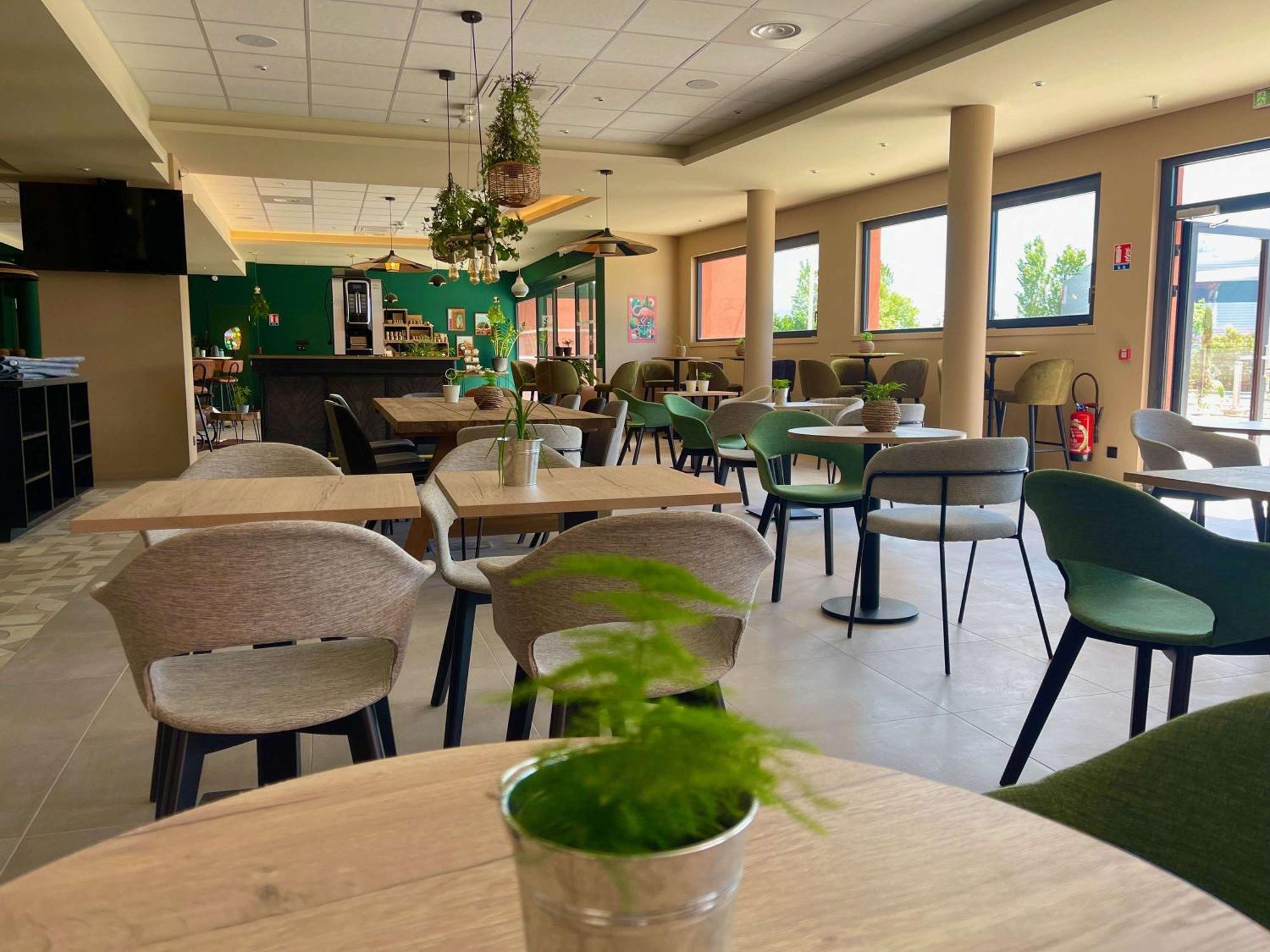 Aparthotel Adagio Access Porte De Camargue Saint-Martin-de-Crau Εξωτερικό φωτογραφία